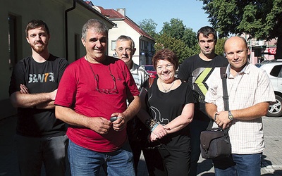 ▲	Paweł Rajda (drugi z lewej) z ekipą logistyczną Andrychowskiej Pielgrzymki Rowerowej.