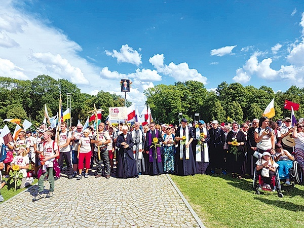 ▲	Jako pierwsi na jasnogórskich wałach stanęli gdańszczanie.