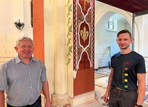 Michał (z lewej) i Adam Potyszowie odpowiadają za namalowanie od podstaw odtworzonych ornamentów, m.in. na filarach. 