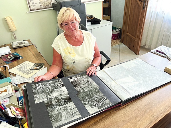 W archiwum parafialnym zachowała się bogata dokumentacja fotograficzna z okresu budowy. Album przeglądamy z Barbarą Klaczek. 