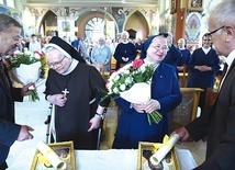 ▲	Biegoniccy parafianie gratulują siostrom.
