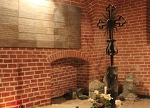◄	W 1944 r. pod gruzami kościoła zginęło 4 kapłanów, 34 siostry i około tysiąc mieszkańców Warszawy.