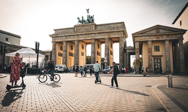 Nieznani sprawcy wyryli swastyki na prawie 90 samochodach w Berlinie