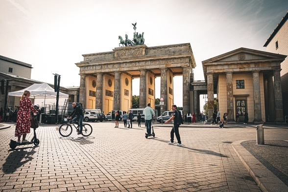 Nieznani sprawcy wyryli swastyki na prawie 90 samochodach w Berlinie