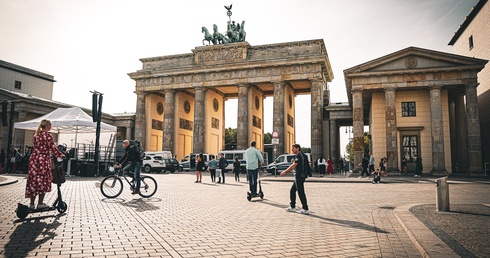 Nieznani sprawcy wyryli swastyki na prawie 90 samochodach w Berlinie