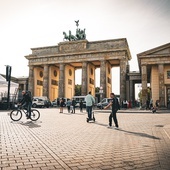 Nieznani sprawcy wyryli swastyki na prawie 90 samochodach w Berlinie