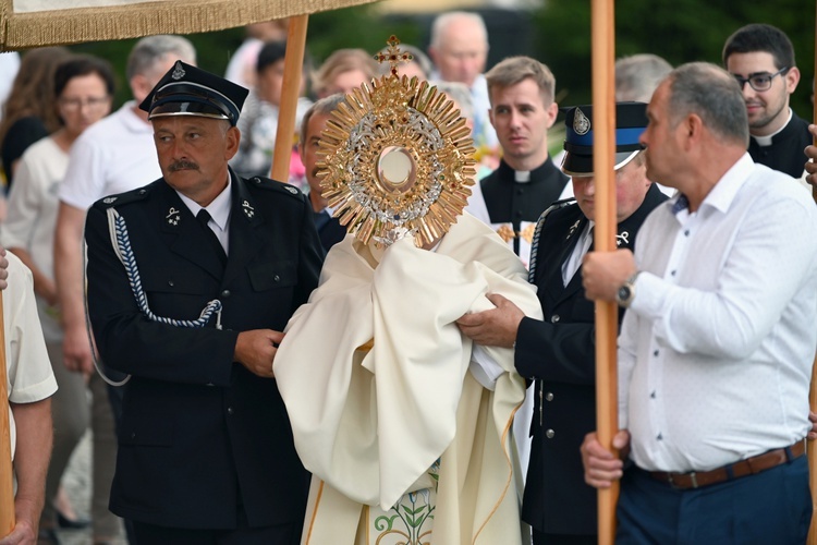 Wprowadzenie relikwii św. Floriana do kościoła w Osieku