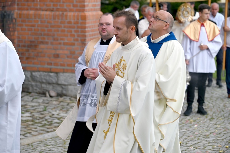 Wprowadzenie relikwii św. Floriana do kościoła w Osieku