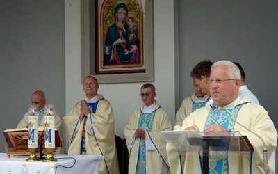 Uczestników uroczystości wita o. Piotr Urbanek.