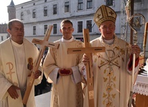 Każda z grup otrzymała krzyż z ziemią z Ogrodu Oliwnego i gałązką Gruszy bł. Karoliny.