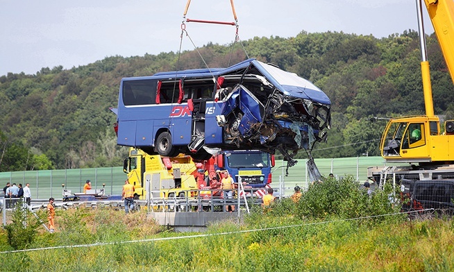 Do wypadku doszło na autostradzie A4 między miejscowościami Jarek Bisaszki i Podvorec. Autokar, który poruszał się z prędkością ok. 100 km na godzinę, uderzył w betonowe barierki. Siła uderzenia była tak duża, że powyrywane zostały siedzenia z pasażerami, a pojazd częściowo uległ zgnieceniu.