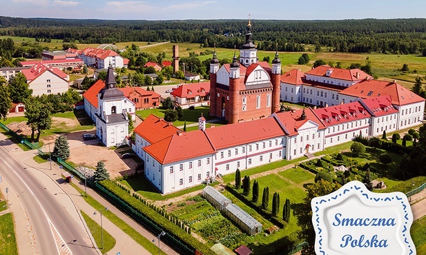 Imponujących rozmiarów prawosławny klasztor w Supraślu.