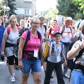 Pielgrzymi pozdrawiają i zabierają nas w sercu na Jasną Górę.