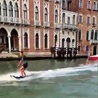 Na nartach wodnych Wielkim Kanałem w Wenecji