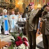 Uroczystości Mszę św. w intencji żołnierzy zakończyło złożenie kwiatów w bazylice, pod tablicą upamiętniającą obrońców ojczyzny.