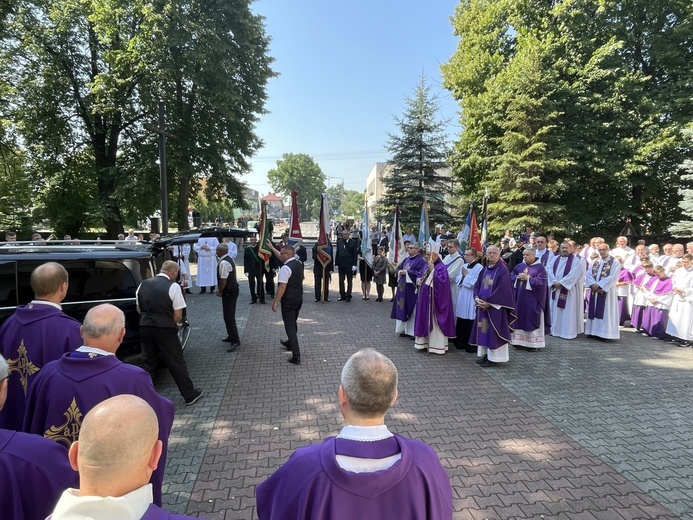 Ostatnie pożegnanie śp. ks. Witolda Włocha w Chybiu