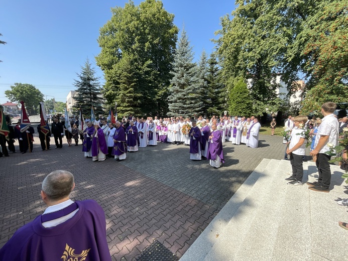 Ostatnie pożegnanie śp. ks. Witolda Włocha w Chybiu