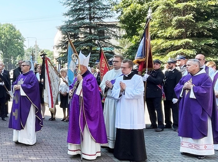 Ostatnie pożegnanie śp. ks. Witolda Włocha w Chybiu