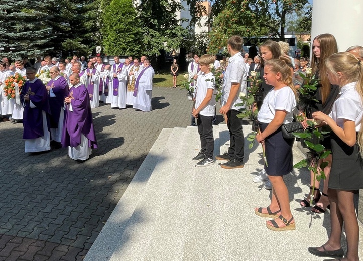 Ostatnie pożegnanie śp. ks. Witolda Włocha w Chybiu