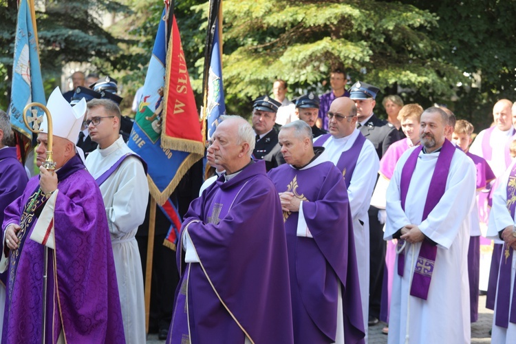 Ostatnie pożegnanie śp. ks. Witolda Włocha w Chybiu