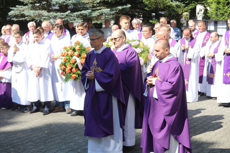 Ostatnie pożegnanie śp. ks. Witolda Włocha w Chybiu