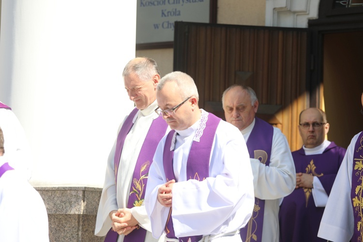 Ostatnie pożegnanie śp. ks. Witolda Włocha w Chybiu