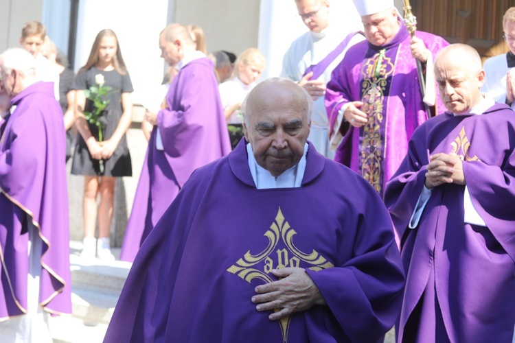 Ostatnie pożegnanie śp. ks. Witolda Włocha w Chybiu