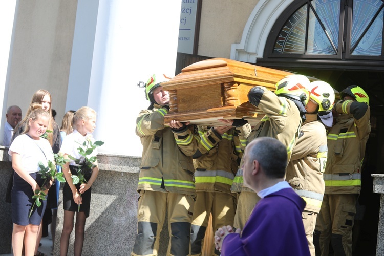 Ostatnie pożegnanie śp. ks. Witolda Włocha w Chybiu