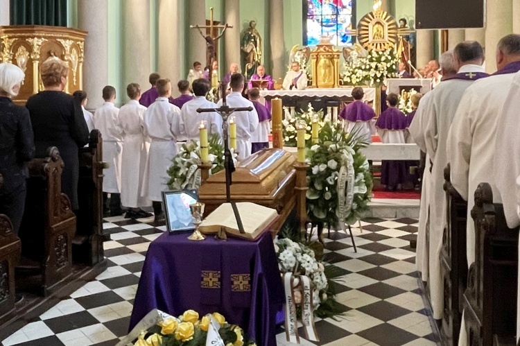 Ostatnie pożegnanie śp. ks. Witolda Włocha w Chybiu