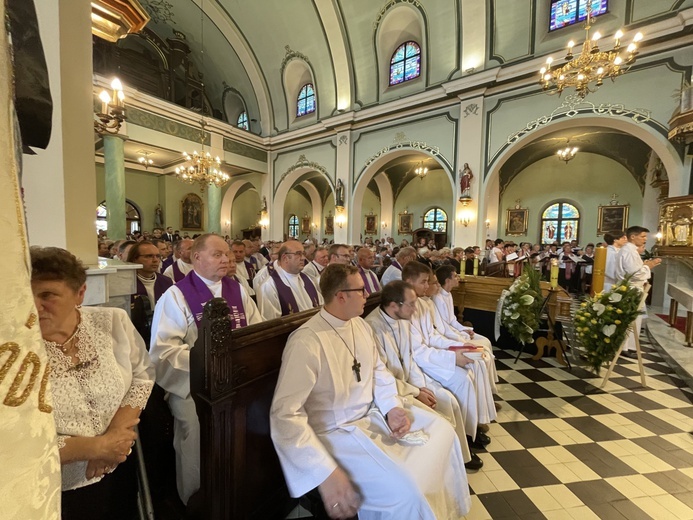 Ostatnie pożegnanie śp. ks. Witolda Włocha w Chybiu