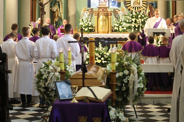 Ostatnie pożegnanie śp. ks. Witolda Włocha w Chybiu