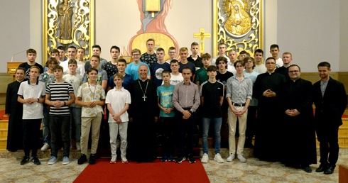 Uczestnicy z bp. Markiem Solarczykiem i opiekunami rekolekcji w kaplicy Wyższego Seminarium Duchownego w Radomiu.