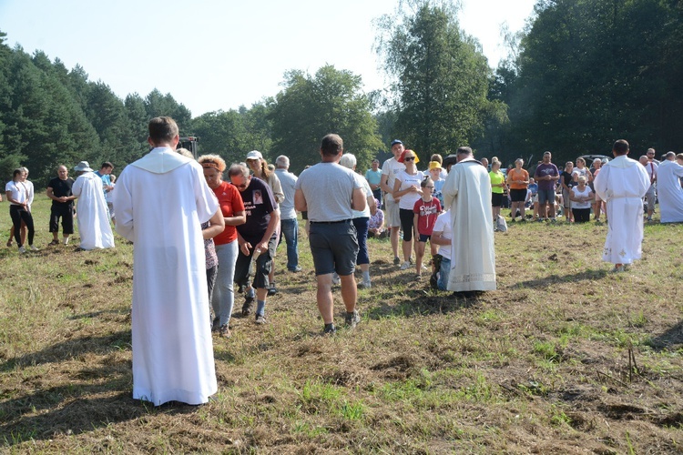 Pielgrzymkowa Msza św. na leśnej polanie