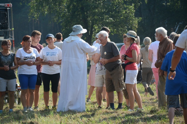 Pielgrzymkowa Msza św. na leśnej polanie