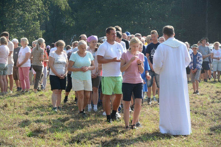 Pielgrzymkowa Msza św. na leśnej polanie