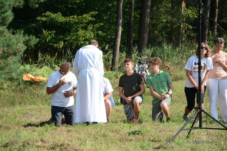 Pielgrzymkowa Msza św. na leśnej polanie