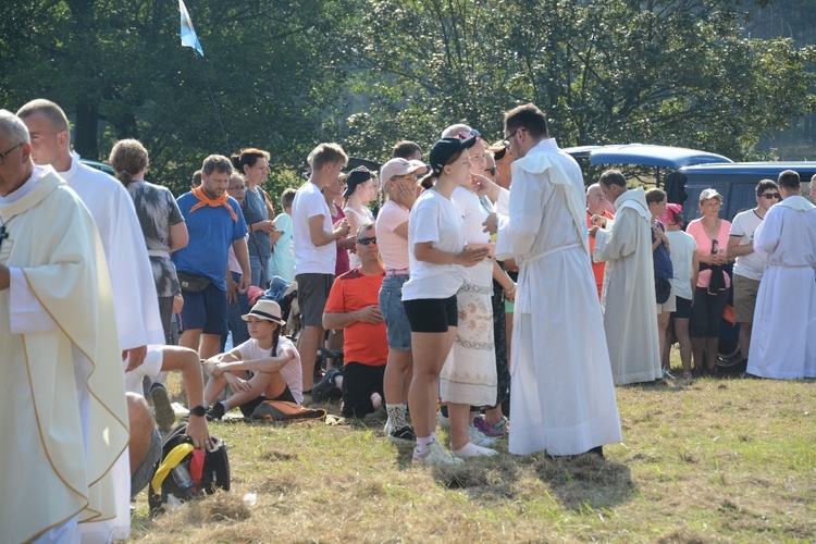 Pielgrzymkowa Msza św. na leśnej polanie