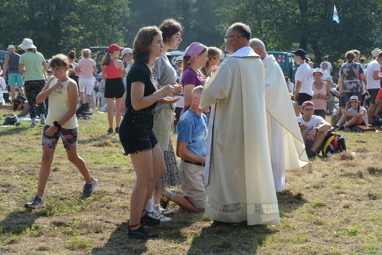 Pielgrzymkowa Msza św. na leśnej polanie