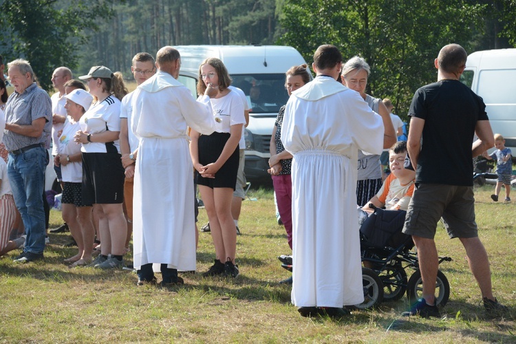 Pielgrzymkowa Msza św. na leśnej polanie