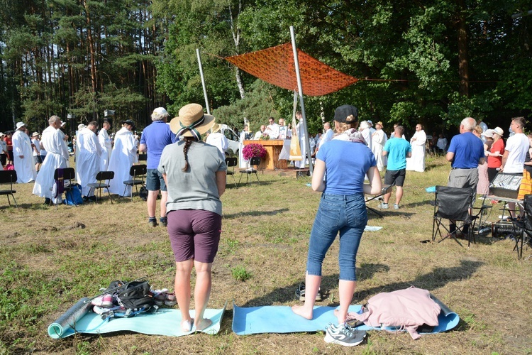 Pielgrzymkowa Msza św. na leśnej polanie