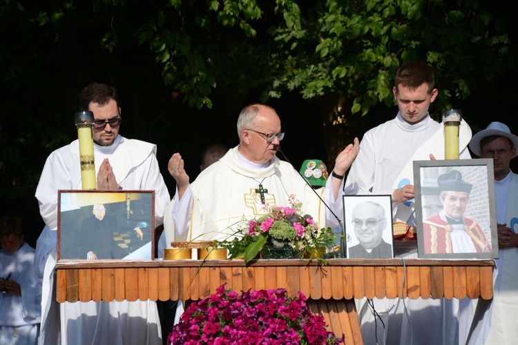 Pielgrzymkowa Msza św. na leśnej polanie