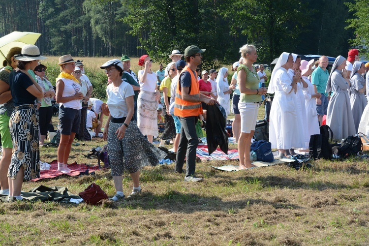 Pielgrzymkowa Msza św. na leśnej polanie