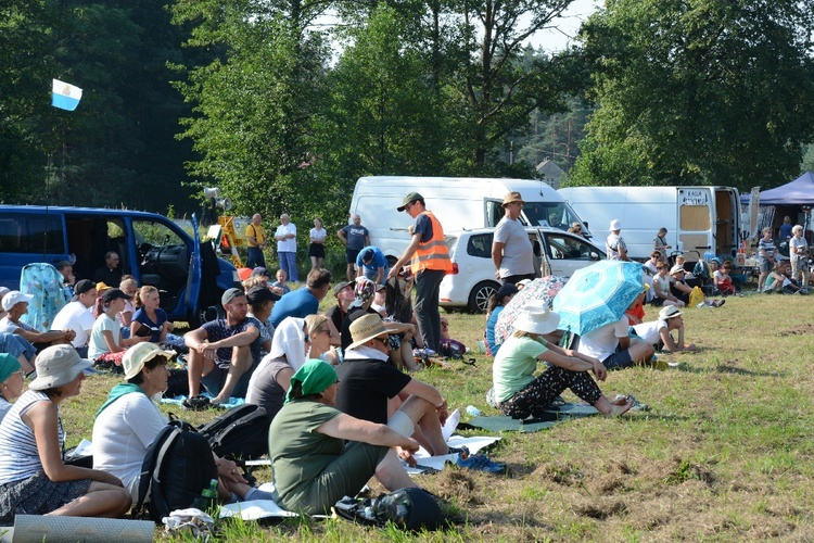 Pielgrzymkowa Msza św. na leśnej polanie