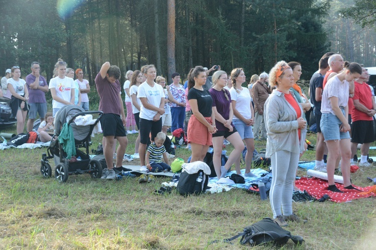 Pielgrzymkowa Msza św. na leśnej polanie