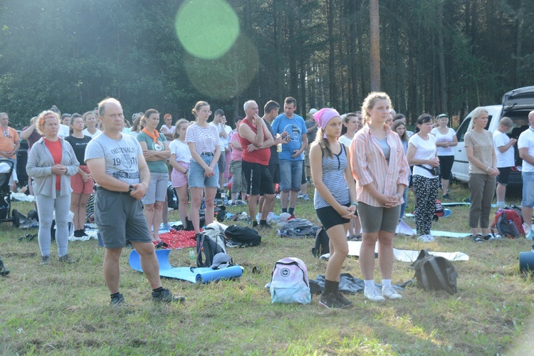 Pielgrzymkowa Msza św. na leśnej polanie