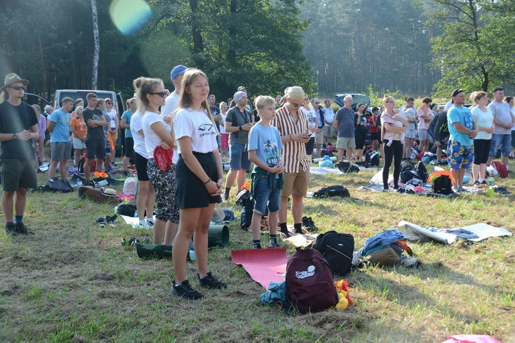 Pielgrzymkowa Msza św. na leśnej polanie