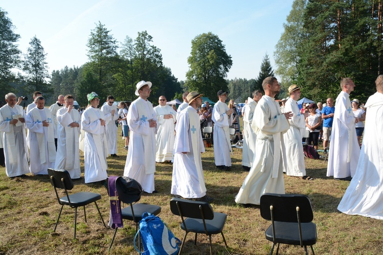 Pielgrzymkowa Msza św. na leśnej polanie