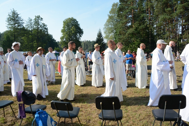 Pielgrzymkowa Msza św. na leśnej polanie