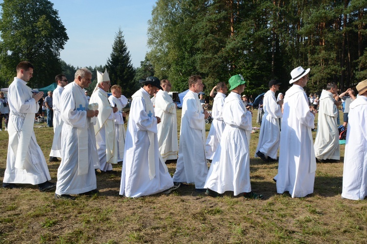 Pielgrzymkowa Msza św. na leśnej polanie