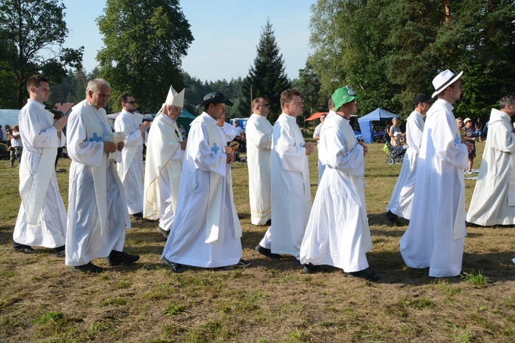 Pielgrzymkowa Msza św. na leśnej polanie